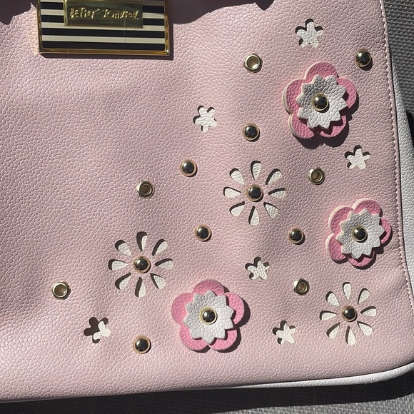 Unique Betsey Johnson Baby Pink Flower Purse - Picture 4 of 16